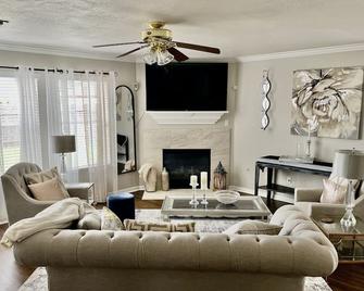 Catbird Hideaway - Humble - Living room