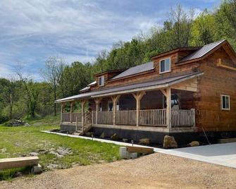 Cozy hillside retreat near trout stream, public forest and UTV trails. - Richland Center - Building