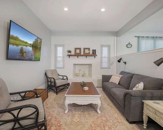 Spacious Matthews Getaway | Large Patio, Parking - Matthews - Huiskamer