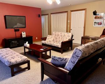 Sleeps 4 - Near Plymouth Wineries, Jackson Casino, Sutter Creek, Kirkwood Skiing - Jackson - Living room