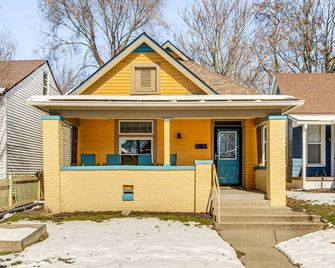 Retro-Inspired Indy Home Walk to Fountain Square! - Indianapolis - Building