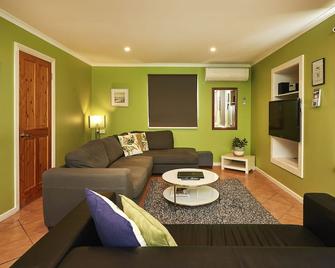 Albany Harbourside Apartments And Houses - Albany - Living room