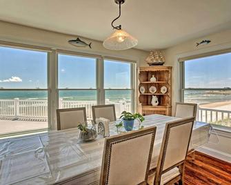 Sunny Beach House Getaway - Steps From Water! - Mattapoisett - Dining room