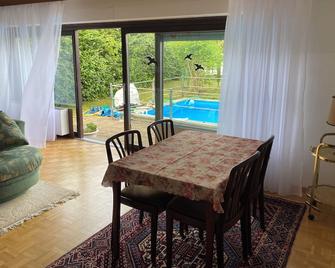 Idyllische Ferienwohnung mit Garten und Pool - Pirmasens - Essbereich