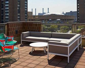 Sunlit Kips Bay 1BR w/ Doorman & W/D, nr East River, by Blueground - New York - Balkon