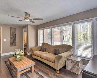 Douglasville Retreat w/ Deck, Dogs Welcome! - Douglasville - Living room