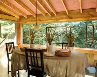 Chalet Saint-Armandcountryside Dream - Venise-en-Québec - Comedor