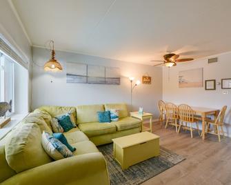 Bright Condo Half-Block to Cape May Beach! - Cape May - Living room