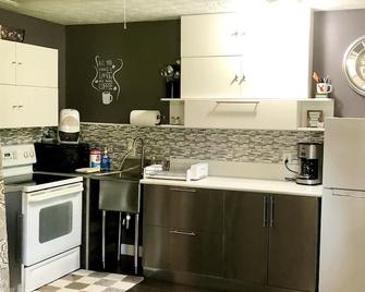 Nicely decorated 1 Bedroom 1 Bathroom Efficiency - Palm City - Kitchen
