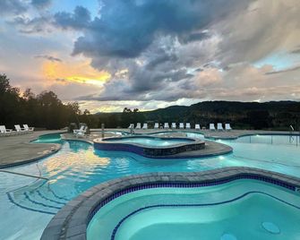 Glamping Tent #10 with Heat AC and Private Bath - Orderville - Piscine