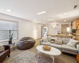 Charming 1933 Ridge-top Home With Stunning Views 4 Bedroom Home - Oakland - Sala de estar