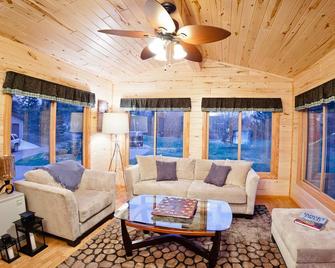 Kabekona Bay on Leech Lake. 3 miles to downtown Walker, MN. West-facing sunset! - Walker - Living room