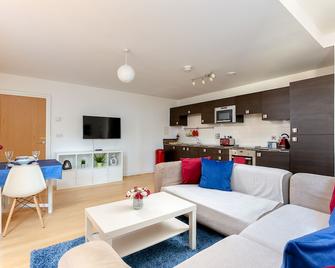 Bright Comfy 2 bed in trendy Dalston - London - Living room