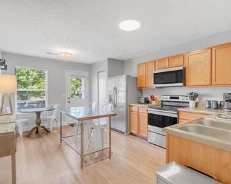 Sutherland Retreat 3BR 2BA and 2 car garage - Spring Hill - Kitchen