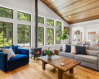 Adventure and Relaxation come together at Hummingbird! - Cascade Locks - Living room