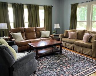 Charming Retreat Next To Obu & Close To Hsu. - Arkadelphia - Living room