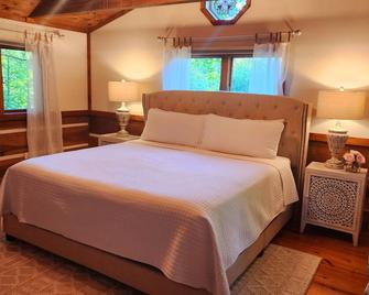 Taurina Cabin-Nestled in nature and tranquility.\nNew updated indoor hot tub. - Martinsville - Спальня