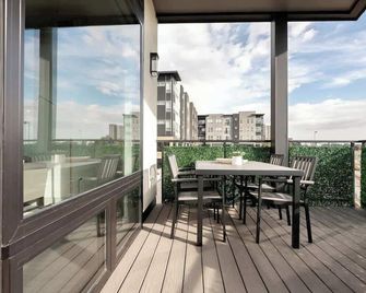 Contemporary Condo - Grill - Balcony - Tesoro - דנבר - מרפסת