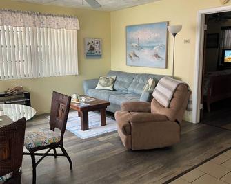 Spacious 1 Bedroom With A Fantastic View!apt.#7 - Clearwater - Sala de estar