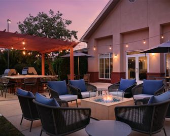 Homewood Suites by Hilton Lancaster - Lancaster - Uteplats