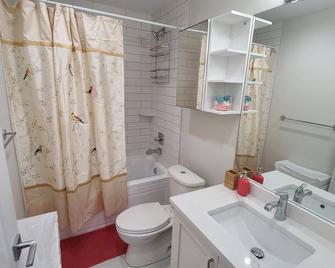 Modern, self-contained 1b/1 b suite w/ workspace - Maple Ridge - Bathroom
