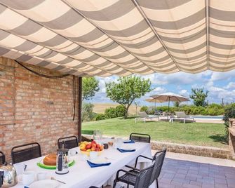 Private Tuscan country house, sleeps 8, with private pool - Montisi - Patio