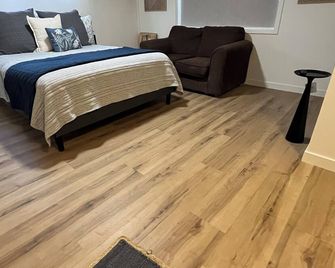 Clean, Private Studio Apartment in a Great Location near EAC - Thatcher