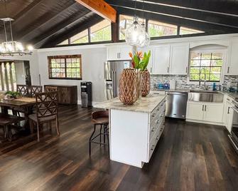Unique Spanish Style Lakefront Home! Kayaks and Paddle Boat! - Keystone Heights - Kitchen