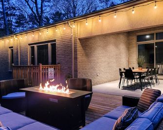 Large Modern/Rustic Cottage-Walk to Private Beach - Lambton Shores - Patio