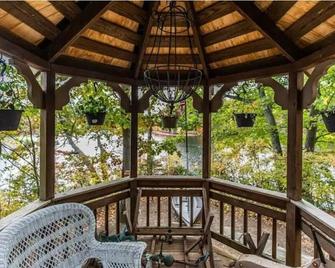 Beautiful Lakefront Cottage w/ Sunset Views - Johnston - Balkon