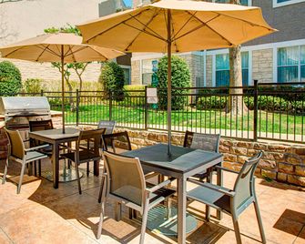 Residence Inn by Marriott Dallas Park Central - Dallas - Hàng hiên