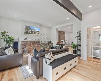 3BR Stylish Retreat, Minutes from Downtown Pittsburgh, Free 3-Car Parking - Pittsburgh - Salon