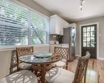 Sleeps 8 | Pet Friendly | Safe+Parking | Apt 1&2 - Tampa - Essbereich