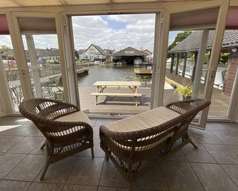 Self Catering 5 Bedroom Waterside Retreat Cottage Wroxham, Norfolk Broads, Eng - Wroxham - Balcony