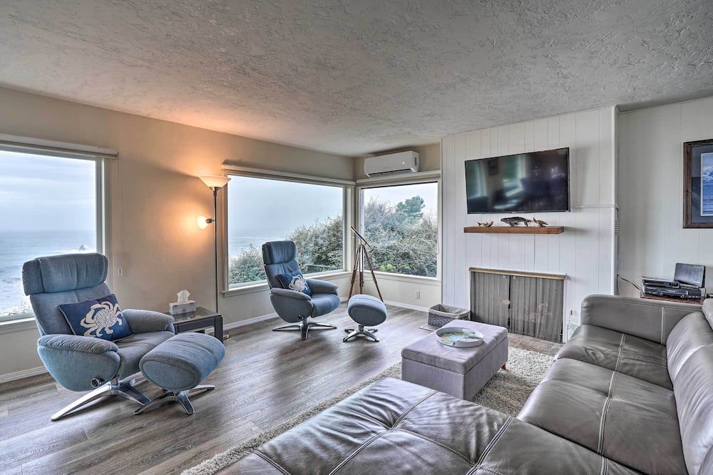 Serenity By The Sea - Chic Oceanfront Home with Deck - Brookings - Obývací pokoj