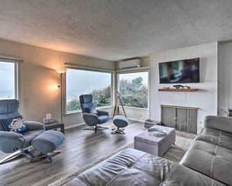 Serenity By The Sea - Chic Oceanfront Home with Deck - Brookings - Huiskamer