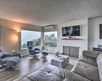 Serenity By The Sea - Chic Oceanfront Home with Deck - Brookings - Obývací pokoj