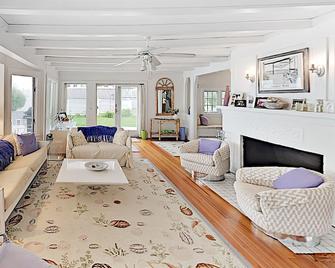 Waterfront home on Sagamore Beach with private pool & panoramic bay views - Sagamore - Living room