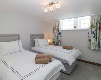 QUERC, pet friendly, character holiday cottage in Stoney Middleton - Hope Valley - Bedroom