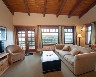 April Point Resort - Bold Point - Living room