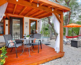Wildflower Tiny Home - Hondo - Terasa