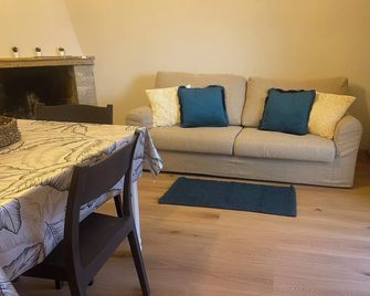 Cozy mountain house, pets allowed, 10 min from Majella slopes - Lettomanoppello - Sala de estar