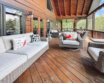 Cardinal Ridge - Cherry Log - Balcony