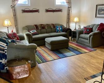 Country Living Private Apt w/Mini Petting Zoo - Centennial - Living room