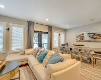 2 Blocks to Downtown Chelan Home with Hot Tub! - Chelan - Living room