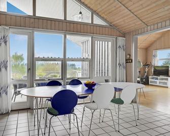 Awesome home in Knebel with sauna - Knebel - Dining room