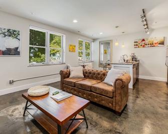 The West End Flats Hotel - Roanoke - Living room
