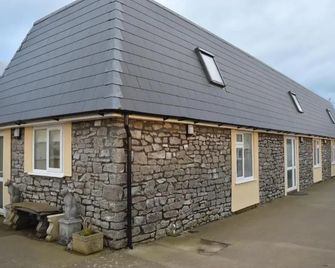 Worship Farm Accommodation - Brístol - Edificio