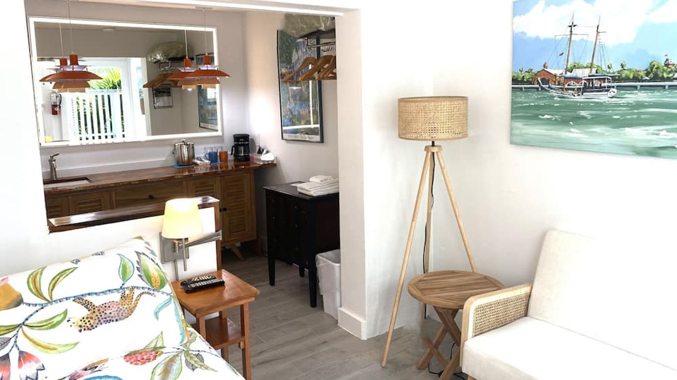 Alexander Palms Court - No Hidden Resort Fees!