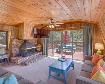Cute colorful alpine cabin with Hot Tub! - Pine Mountain Club - Living room